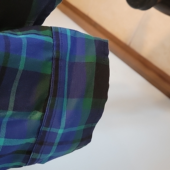 izod button down blue green long sleeved shirt.  Size is Large - Picture 6 of 8